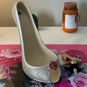 Wine Holder & Wine Stopper Gold Heel with Design Home Bar Decor